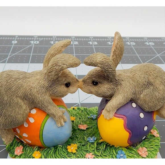 Charming Tails Bunny Love Rabbits Sitting On Easter Eggs Silvestri Figurine - Picture 7 of 8